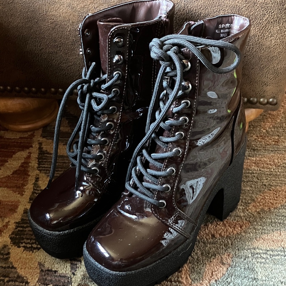 Rouge Helium Shiny Dark Brown Lace-Up Boots
